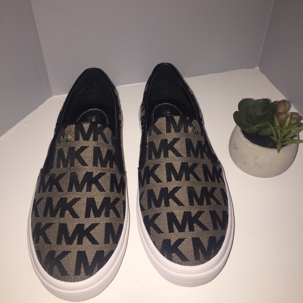Michael Kors slides size 8